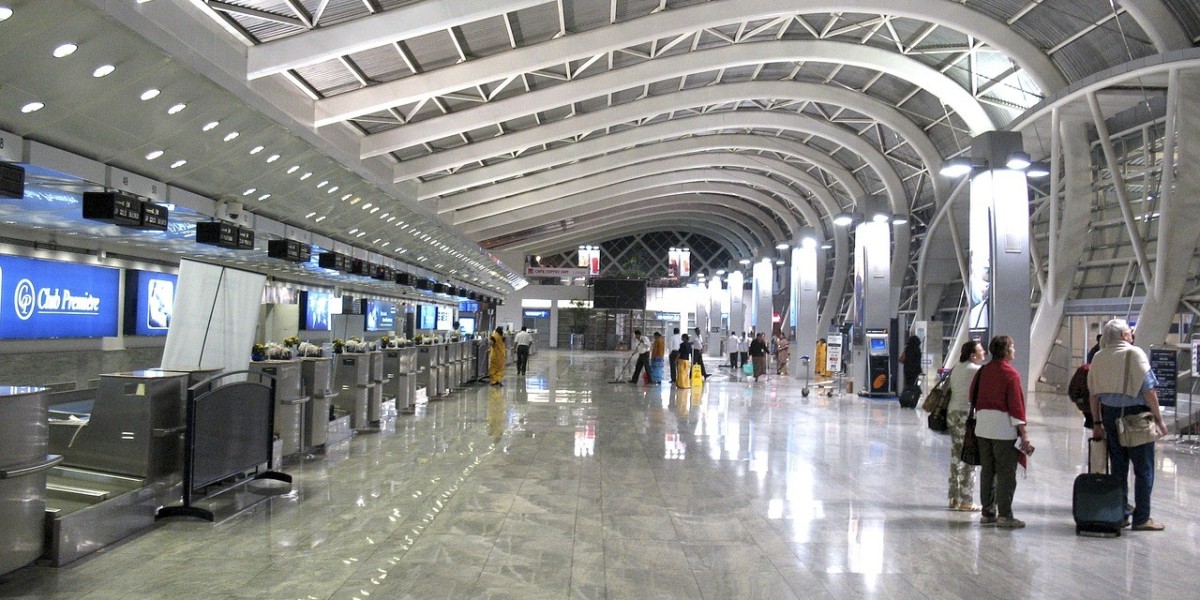 Lounges at JFK Terminal 7: A Comparison